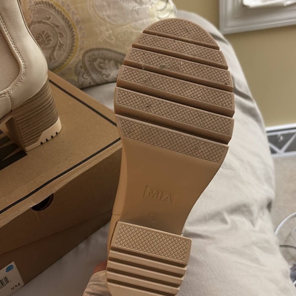 MIA Women's cream Ankle Boots with cute chunky heal size 9 - Picture 4 of 6